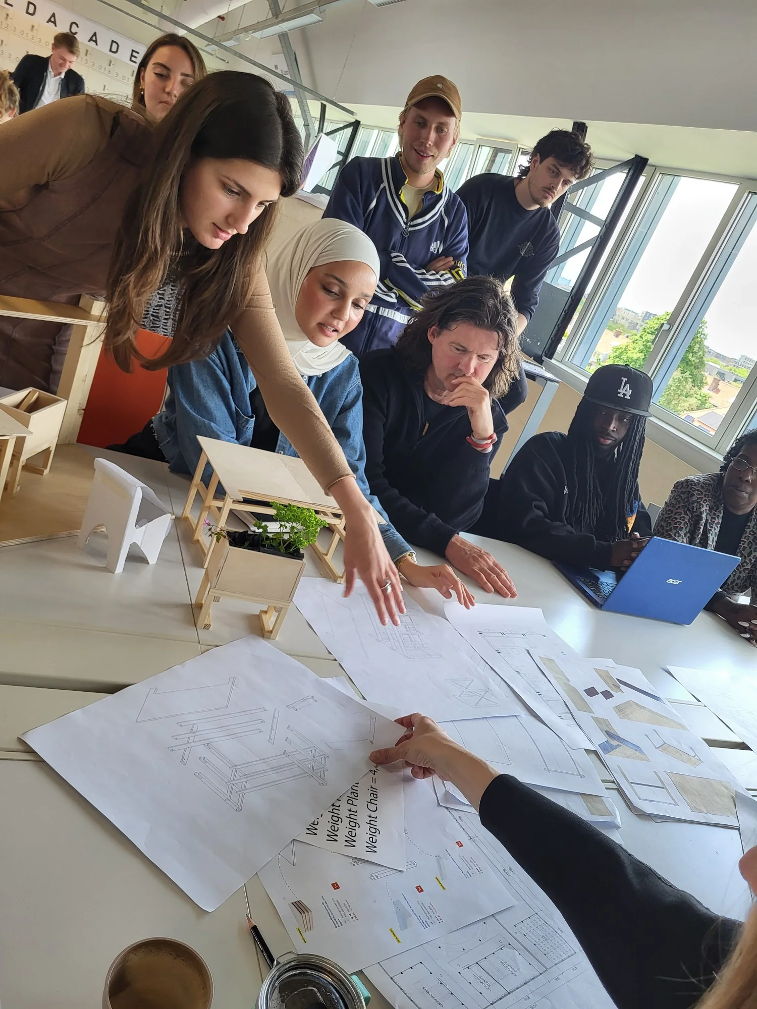 brasa makerslab samen ontwerpen aan tafel