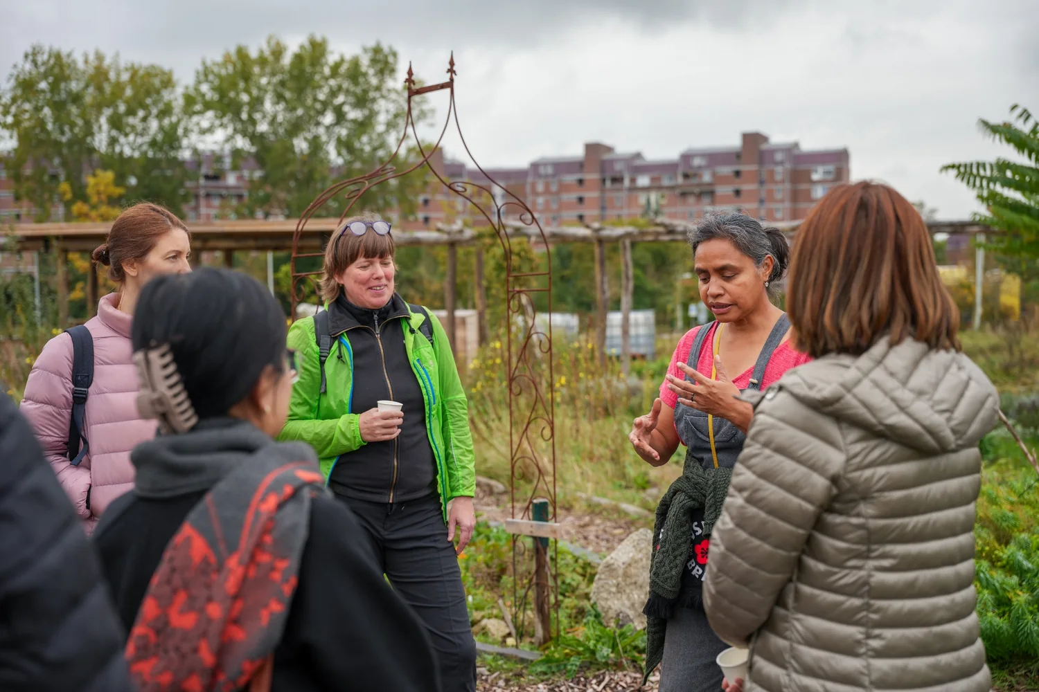 compostino groepsgesprek in tuin