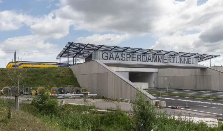 Ingang van de Gaasperdammertunnel met het tunneldak en spoorlijn erboven